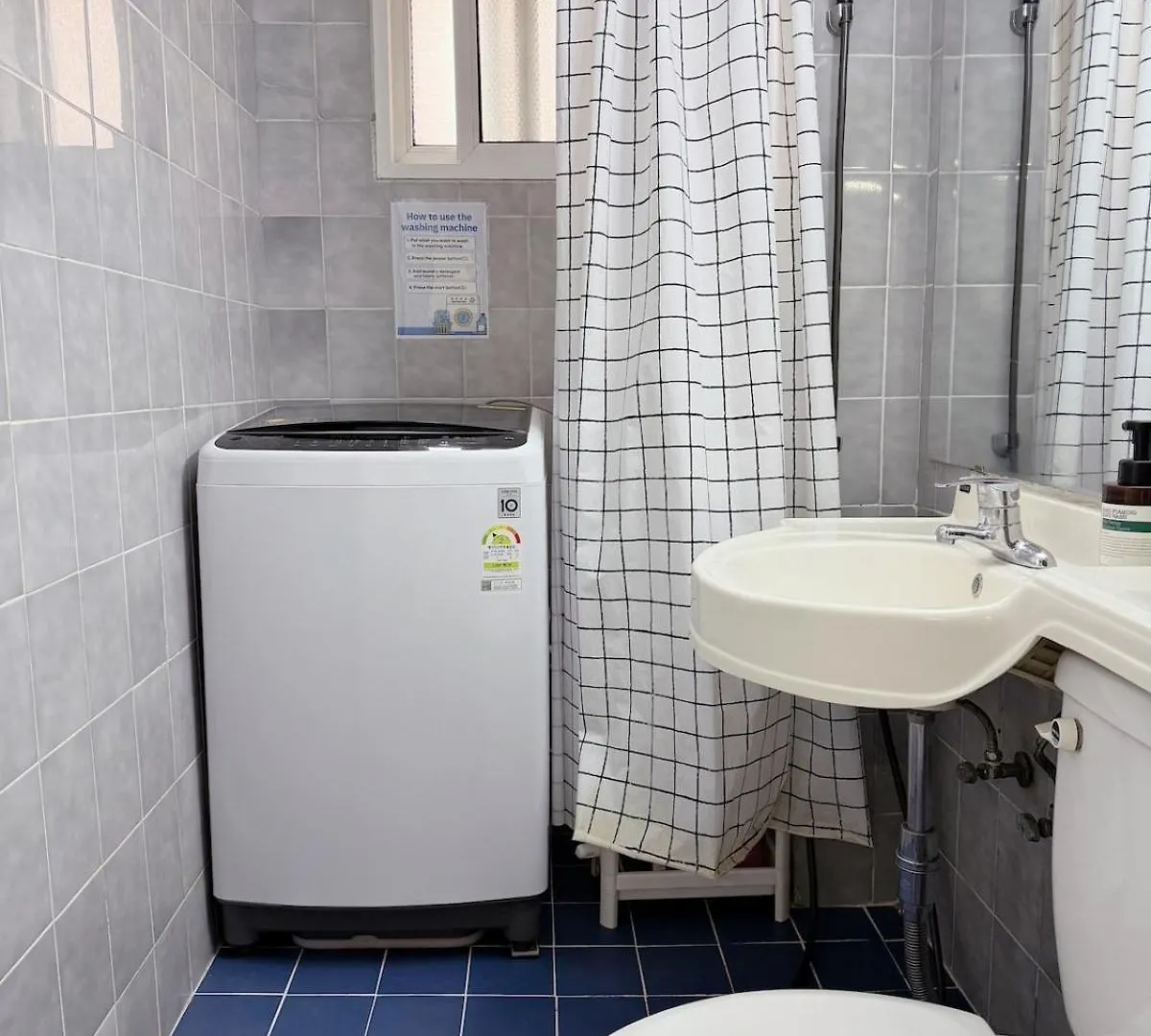 The Full House 10 Minutes Walk From Hongik University Station 5 Single Beds And Free Luggage Storage Seúl