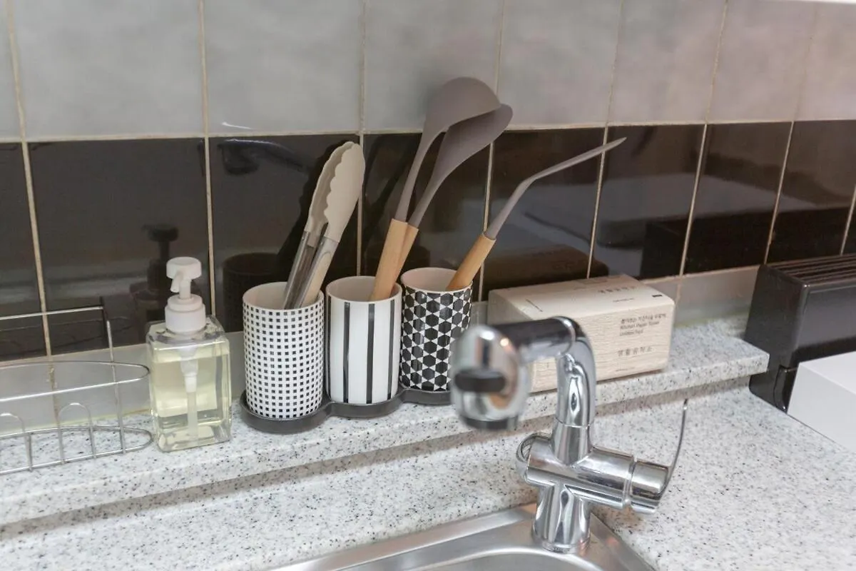 The Full House 10 Minutes Walk From Hongik University Station 5 Single Beds And Free Luggage Storage Seúl