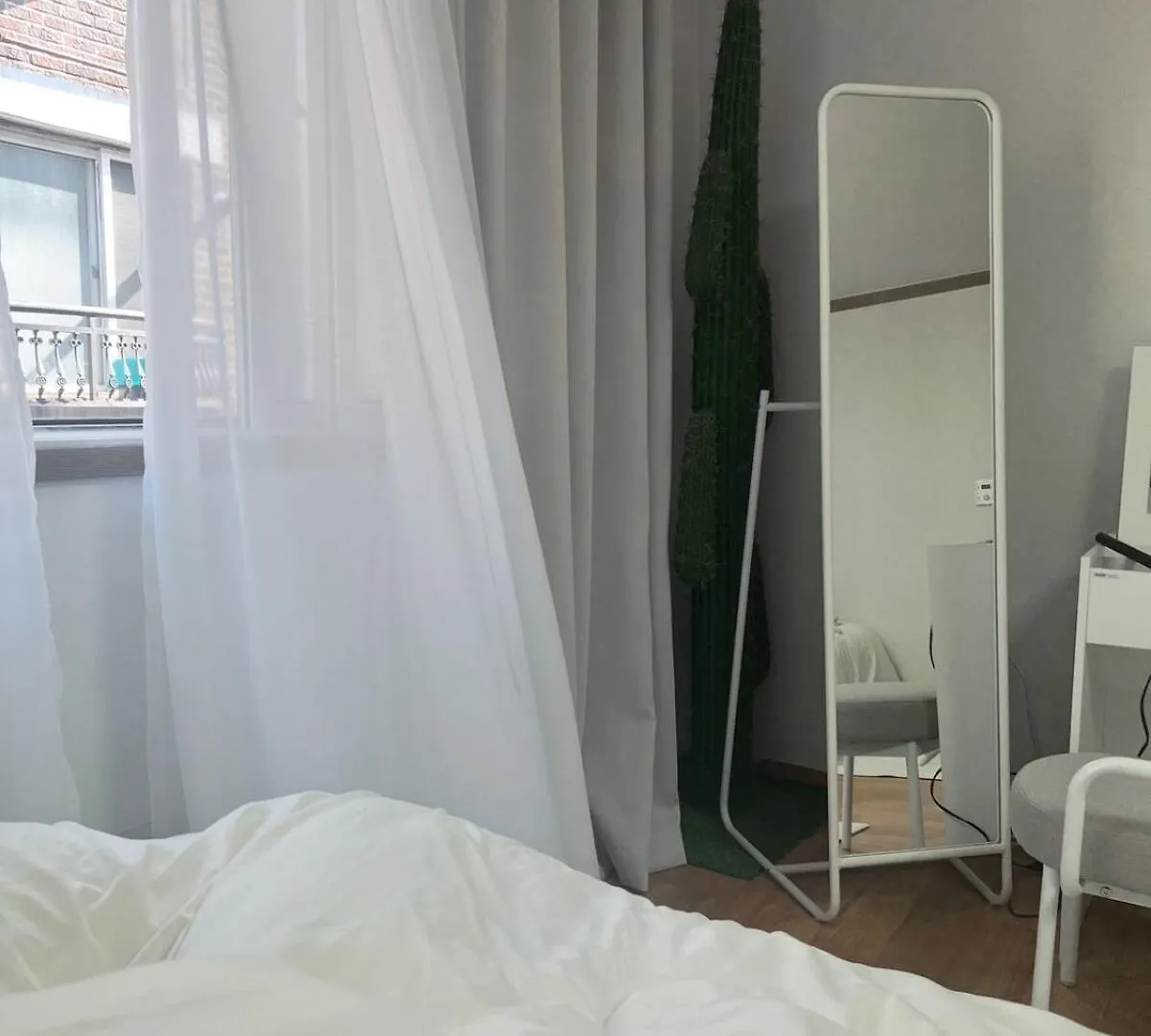 The Full House 10 Minutes Walk From Hongik University Station 5 Single Beds And Free Luggage Storage Seúl